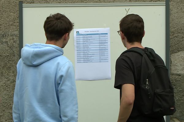 Les candidats scrutent les résultats devant les panneaux d'affichage au lycée Gustave Eiffel de Bordeaux