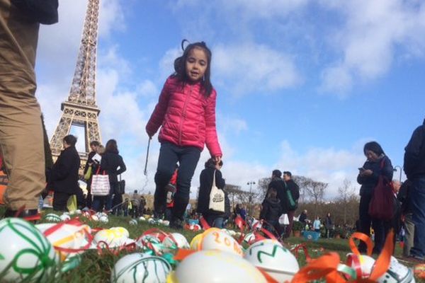 la traditionnelle chasse aux oeufs du Secours populaire, au Champ-de-Mars, à Paris.