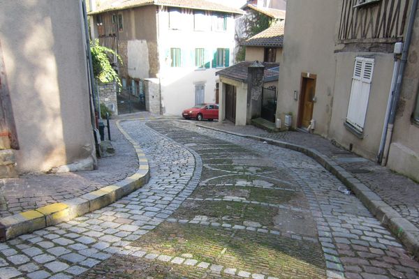 La partie centrale de la rue du Pont Saint-Etienne à Limoges est faite de gazettes.