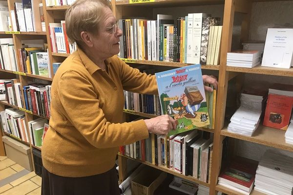 C’est un lieu unique dans le Cantal mais aussi en Auvergne : une librairie avec des ouvrages dédiés à la langue occitane. En France, il n’en existe que quatre. Près de 3 000 références remplissent les étagères de cette librairie. Catherine Liethoudt est tombée dedans, comme Obélix dans la potion magique. 