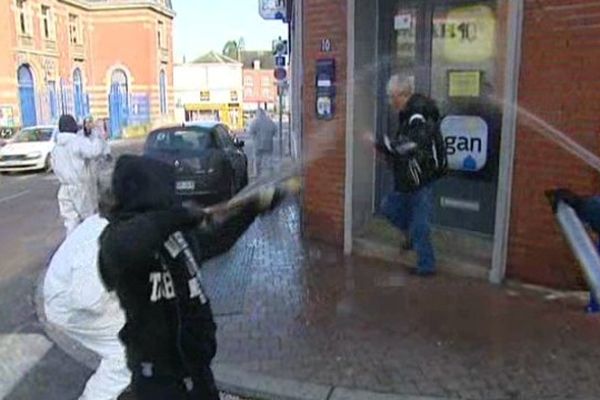 Un passant aspergé par les seringueux à Solesmes. 