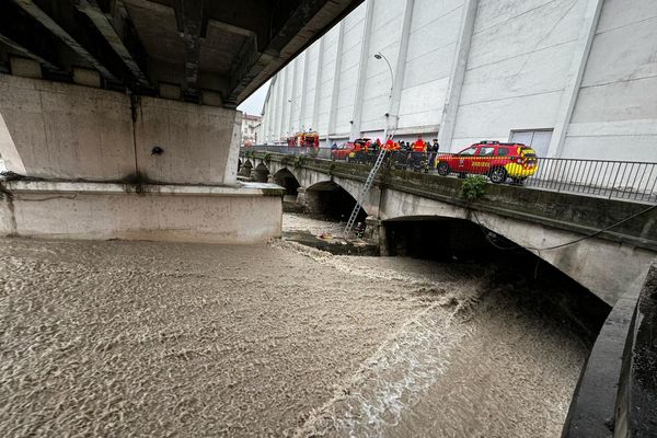 Des sapeurs-pompiers secourent des personnes bloquées sous un pont du Paillon, 10 février 2024, Nice.