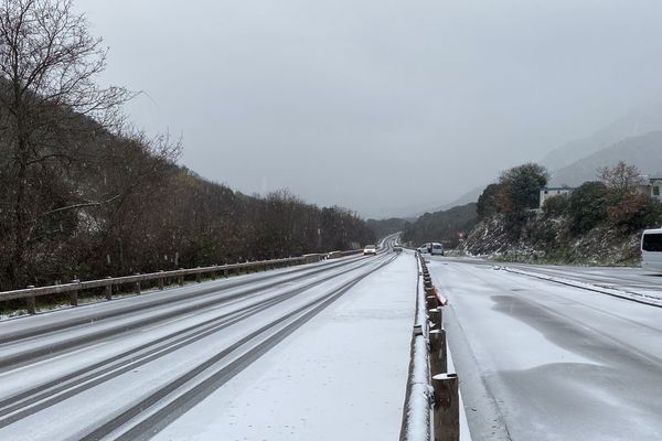 Ce samedi 28 janvier, au matin, l'accès à la station de Ghisoni est fermé suite à des chutes de neige importantes.