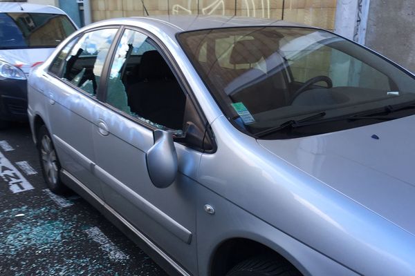 Une voiture saccagée après le passage du cortège des lycéens rue Antoine Menant à Clermont-Ferrand (Puy-de-Dôme)