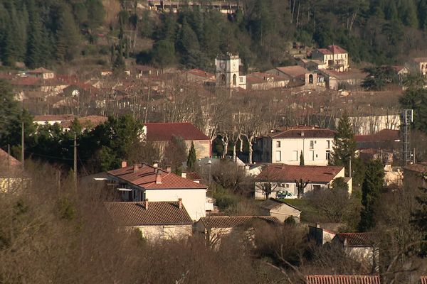 Dans les zones rurales, comme dans les quartiers poulaires des grandes villes, les campus connectés permettent à des jeunes de poursuivre des études.