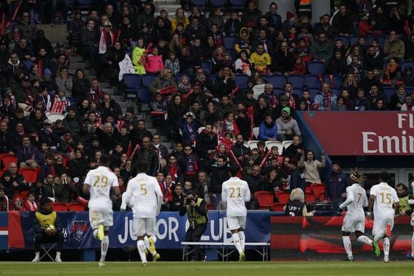 Les joueurs niçois se tournent vers leurs supporters après avoir inscrit un but contre le PSG le 4 mai dernier.