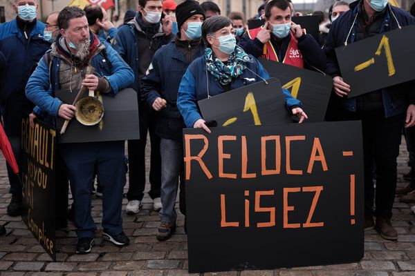 Des salariés de la SAM, société aveyronnaise de métallurgie, installée à VIviez (Aveyron) manifestent en mars dernier contre l'offre de reprise de CIE Automotive