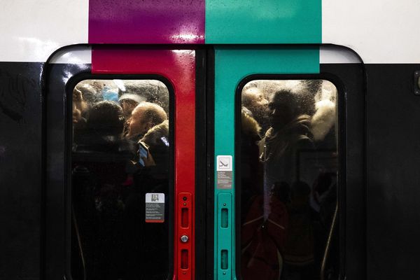 Des voyageurs entassés dans un RER, lors de la grève du 13 décembre.