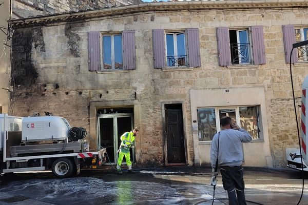 Un incendie de deux voitures s'est propagé à la façade d'un immeuble de Vauvert (Gard) dans la nuit du vendredi 8 au samedi 9 avril 2022. Six personnes ont été incommodées par les fumées et ont dû être relogées.