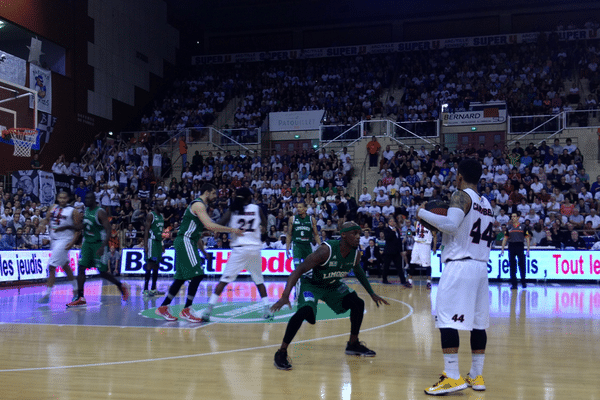 JDA Dijon Basket - CSP Limoges : les Dijonnais s'imposent 79-73 et s'offre ainsi un cinquième match décisif mardi 27 mai 2014 à Beaublanc, dans la salle de Limoges. Le vainqueur de ce dernier match se qualifiera pour la finale du championnat de France de Pro A.