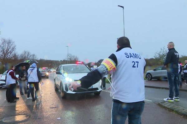 Les assistants de régulation médicale du SAMU de l'Eure alertent les automobilistes devant le centre hospitalier d'Évreux. Le lundi 25 novembre 2024, ils ont lancé un mouvement de grève illimitée.