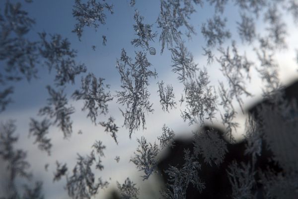 Des cristaux de glace sur une vitre (image d'illustration).