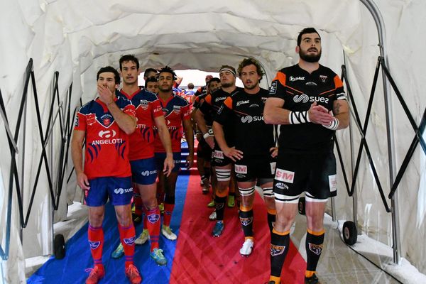 Les équipes de Béziers et Narbonne avant d'entrer sur le terrain lors du match aller le 27 octobre 2017. 