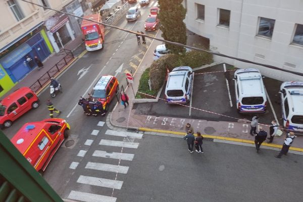 Lundi à 6H30, un Algérien âgé de 37 ans a frappé au couteau deux des quatre policiers présents à bord d'un véhicule de police devant le commissariat de Cannes.