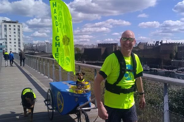 Eric Hochart à Brest le 9 avril, son premier jour de course en direction de Clisson