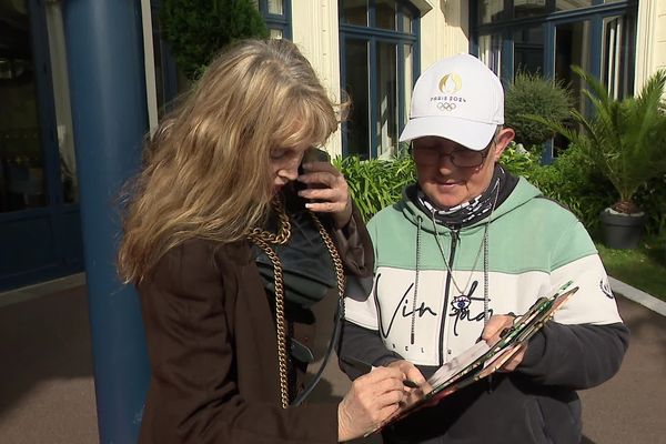 Arielle Dombasle signe au autographe au Festival de Dinard