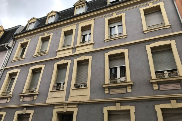 L'immeuble se situe rue Buhler, dans le quartier Wolf-Wagner à Mulhouse.