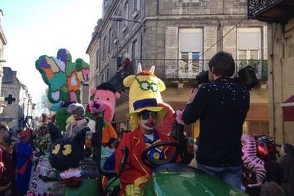 Le carnaval de Malemort: un cameraman de Corrèze Télévision au cœur du défilé