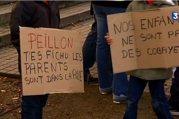 Quelques centaines de manifestants contre la réforme Peillon sur les rythmes scolaires.