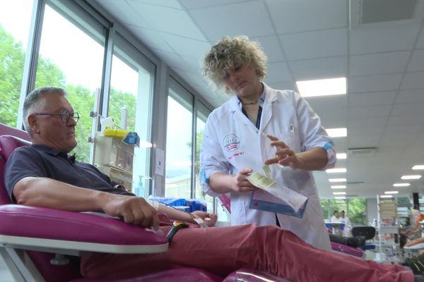 L'Etablissement Français du Sang appelle toutes les personnes en mesure de donner à se mobiliser dès à présent, comme ici à Rennes. 140 000 rendez-vous sont à pourvoir dans toute la France d'ici la mi-juillet.