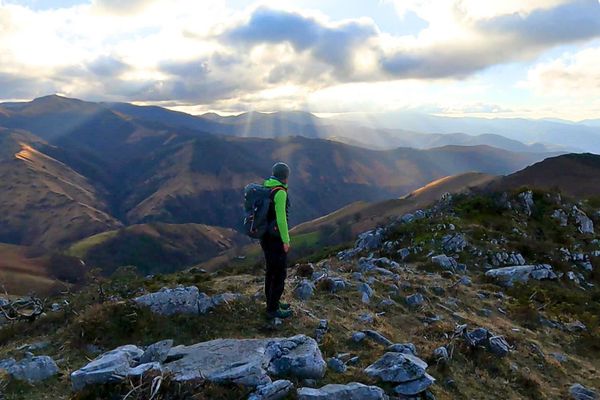 Randonner dans les Pyrénées demande de prendre des mesures de sécurité.