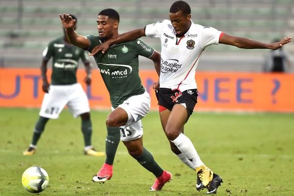 Alassane Plea à la lutte contre un Stéphanois en août 2017.