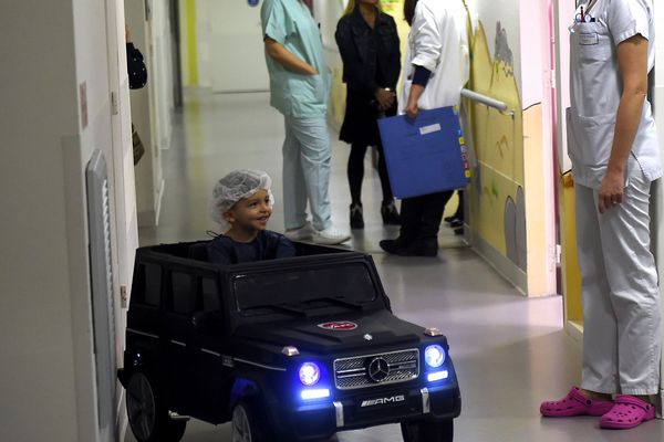 Comme la clinique du Pré au Mans, l'hôpital de Valenciennes, dans le Nord, est équipé de ces voiturettes électriques.