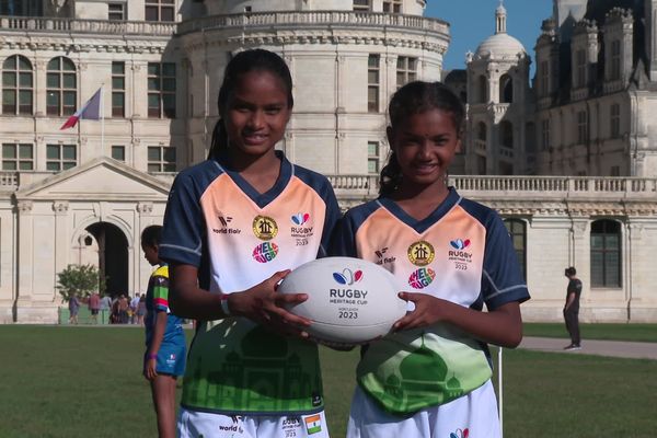 Deux jeunes joueuses de l'équipe de rugby indienne à Chambord, lundi 4 septembre.