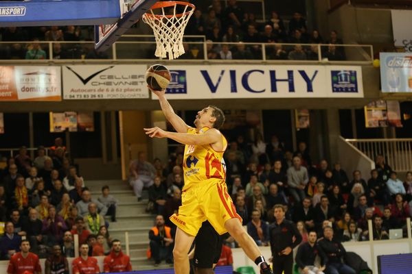 David DENAVE (JAVCM) lors du match JA Vichy Clermont Métropole contre Saint Chamond Basket Vallée du Gier, le 10 décembre 2016 au Palais des sports Pierre Coulon à Vichy (03).