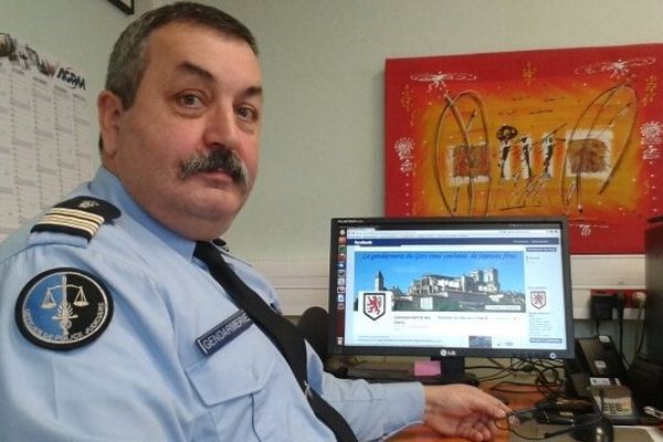 Le Lieutenant-Colonel Thierry Maniez, devant la page Facebook de la gendarmerie du Gers.