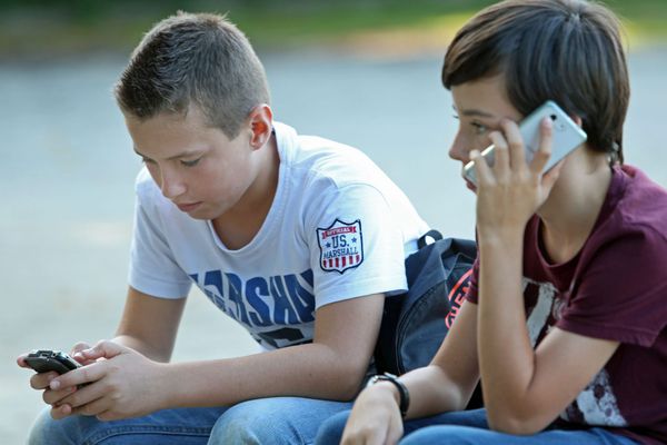 Des collégiens sur leurs téléphones à Tremeven dans le Finistère