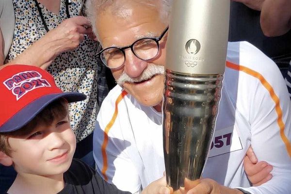 Noé, 5 ans, et Alain Leroy, relayeur de la flamme olympique.