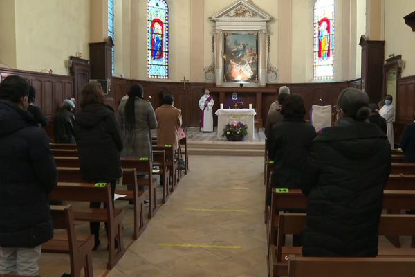 A la paroisse de Villepinte (Seine-Saint-Denis), les messes ont été multipliées pour accueillir tous les fidèles.