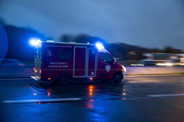 Un cyclomotoriste a trouvé la mort sur une route de Ploubezre dans les Côtes d'Armor ce 23 novembre 2024.