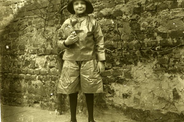 Enfant boulonnais et sa guénel, autour des années 1910-1920