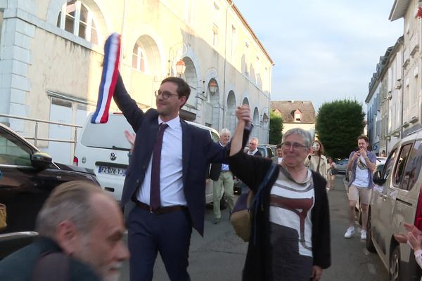 La gauche résiste en Aquitaine. Ici la victoire d'Inaki Echaniz dans la 4e circonscritpion des Pyrénées-Atlantiques.