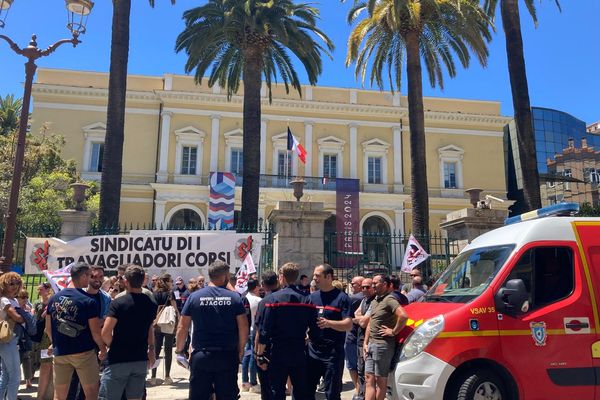 Les sapeurs-pompiers ont manifesté devant la préfecture d'Ajaccio ce lundi 3 juin.