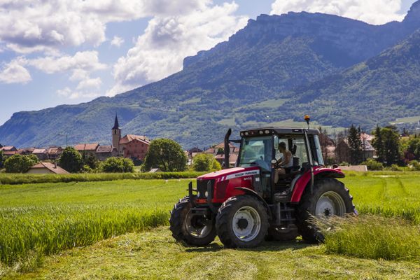 Un tracteur en utilisation, photographié dans le département de la Savoie en 2020.