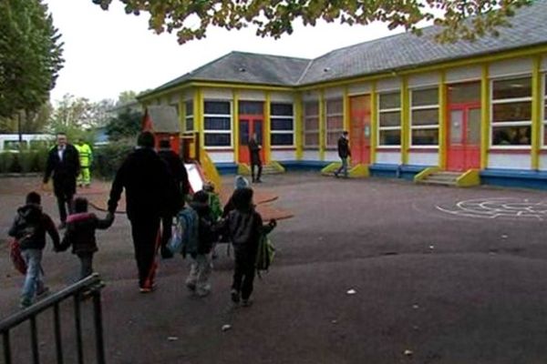 Arrivée ce lundi matin à l'école Quesnel pour les maternelles de l'école Freinet, incendiée ce week-end.