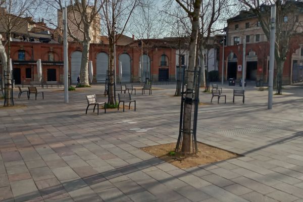 Place Saint-Pierre à Toulouse, au deuxième jour du confinement. Restaurants et bars ont baissé le rideau.