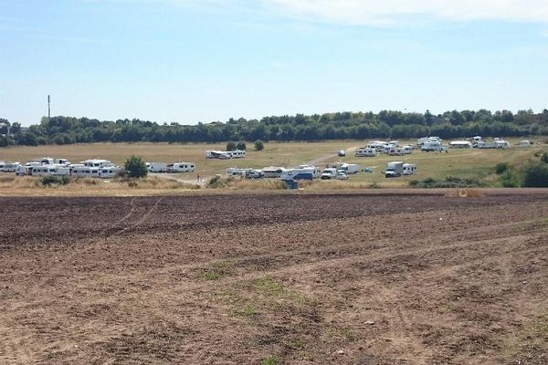 Les caravanes sur le terrain communal d'Amiens prêté habituellement au club d'aéromodelisme. Photo prise la semaine dernière(03.08.2015).