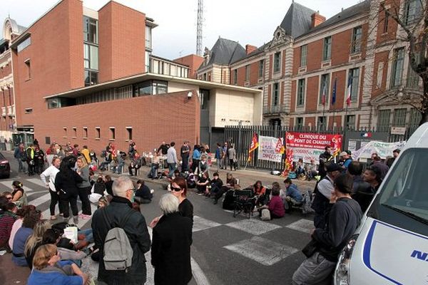 Pendant 51 jours les grévistes de la clinique du Pont de Chaume ont multiplié les actions. En Novembre, ils manifestaient devant la préfecture de Montauban