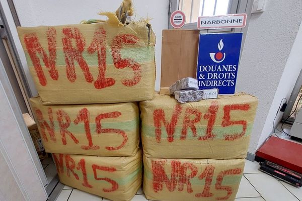 Les agents des douanes de Narbonne ont découvert près de 200 kg de résine de cannabis alors qu'ils examinaient un poids lourd immatriculé en Bulgarie sur l'A9, dans le sens Espagne-Narbonne, le 2 octobre dernier.