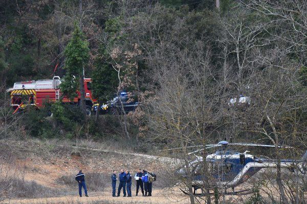 Les gendarmes et pompiers en intervention après l'accident d'hélicoptères qui a coûté la vie à cinq soldats, vendredi matin à Carcès, dans le Var.