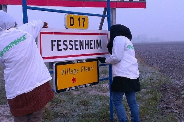 Le panneau Gravelines changé en Fessenheim, pour montrer que la centrale est également "à fermer"