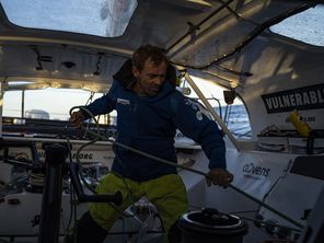 Pour son 33ᵉ jour en mer, soit quasiment la moitié du Vendée Globe 2024, le skipper dunkerquois se souviendra de son vendredi 13 décembre 2024.