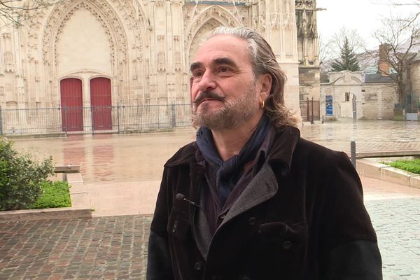 Le chanteur Stephan Eicher en visite à Troyes avant son concert, ce mercredi 27 mars.