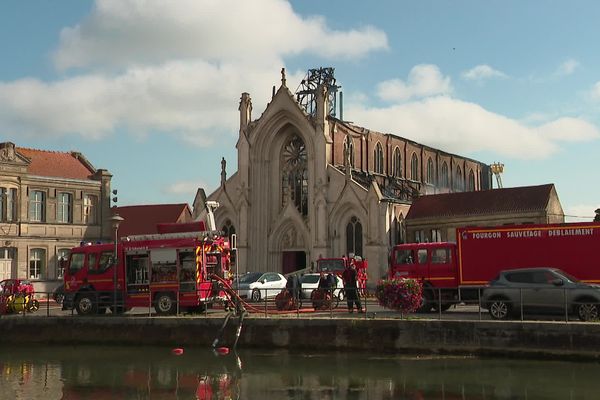 Les restes de l'église de l'Immaculée-Conception, incendiée le 2 septembre 2024 à Saint-Omer, menace encore de s'effondrer.