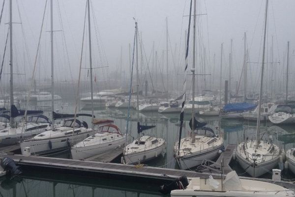 Le port des Minimes à La Rochelle dans le brouillard hier lundi.