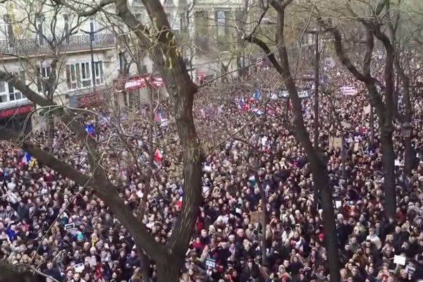 Imagine de John Lenon chantée par la plus grande chorale du monde à Paris lors de la marche pourla Liberté le 11 jenvier 2015